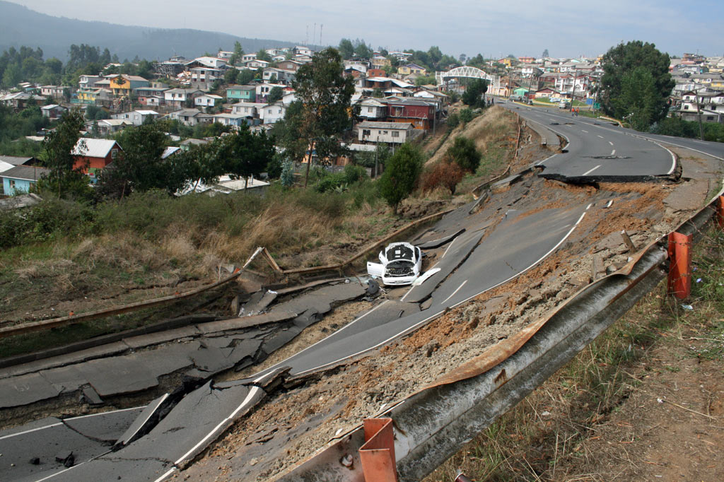 schwere Straßenschäden nach dem Erdbeben in Chile
