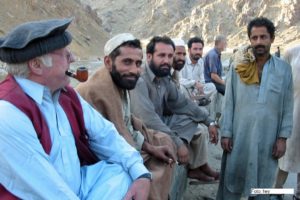 Norbert Blüm mit Afghanen im Bergland unweit von Kabul