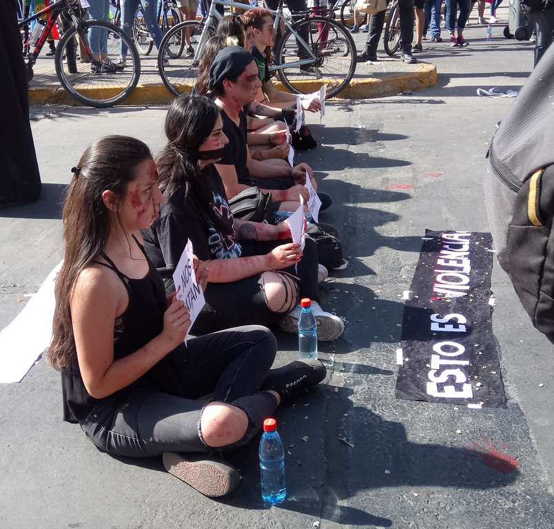 Sitzblockade auf der Straße (Quelle: Dr. Ximena Galleguillos)
