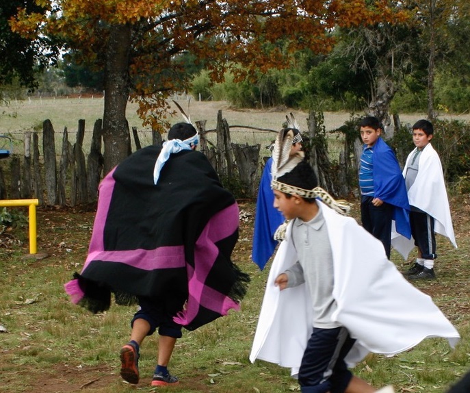 Vor allem in den ländlichen Regionen Chiles mit den höchsten Armutsindindikatoren - und gleichzeitig den am schlechtesten ausgestatteten Schulen, wie hier im Süden von Temuco, gab es während der langen Pandemie-Monate für die Kinder aus Mapuche-Familien keine Chance auf eine Alternative zum ausgefallenen Präsenzunterricht. (Foto: Jürgen Schübelin)