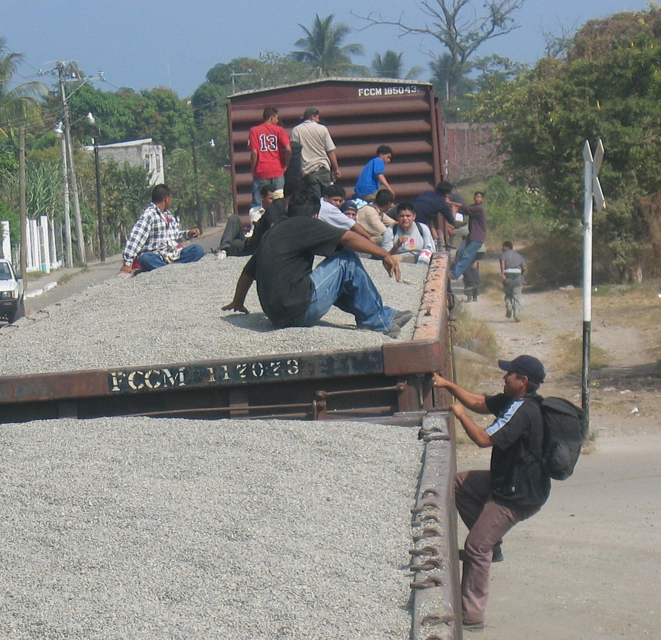 Tapachula, Mexiko: Migranten klettern auf einen offenen Kieswaggon (© Erika Harzer)